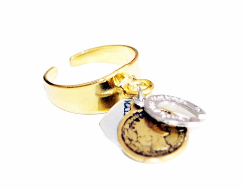 Statement ring in gold with coin and horseshoe charm