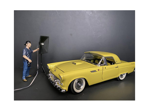 \Weekend Car Show\" Figurine V for 1/24 Scale Models by American