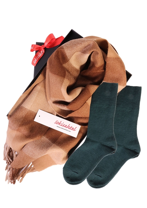 Alpaca wool scarf and DOORA green socks gift box f