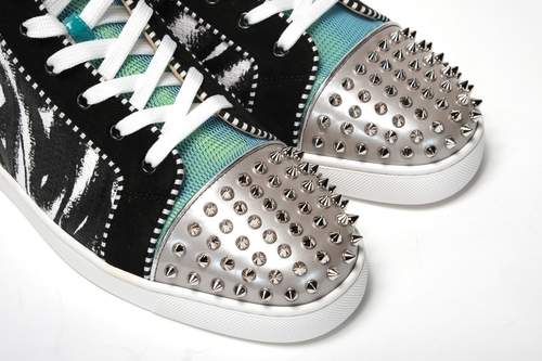 Louboutin met spikes online
