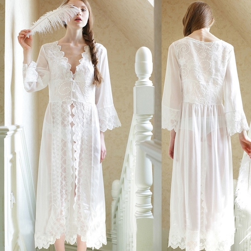 2019 New Palace Style White Lace Long Robe