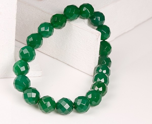 Stylish green agate: faceted bracelet for natural harmony