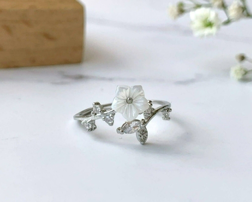 White Shell Flower Adjustable Ring