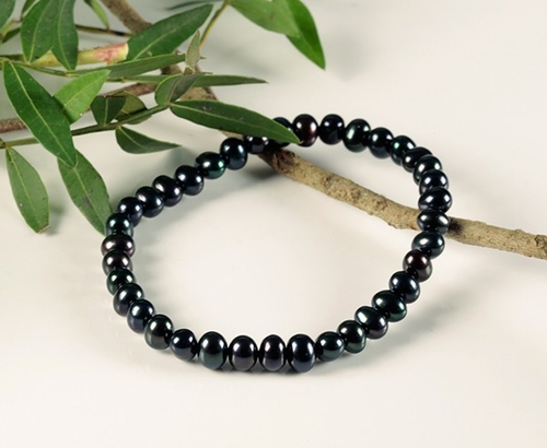 Freshwater cultured pearl bracelet in black oval