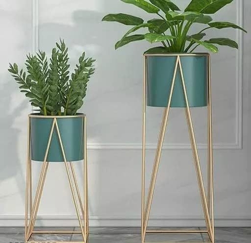 Elegant and Durable Metal Planter for Indoor and Outdoor Gardening