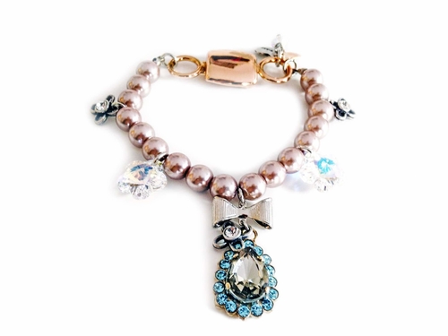 Vintage rose beaded bracelet with light blue rhinestones and pearls