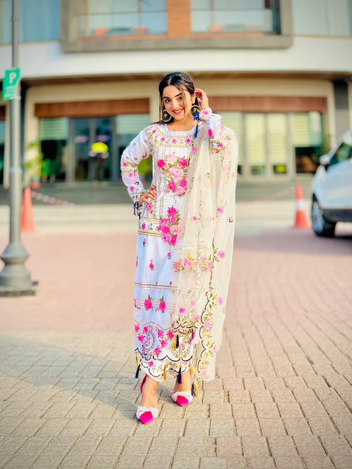 Gorgeous Off White Pakistani Style Salwar Kameez With Beautiful