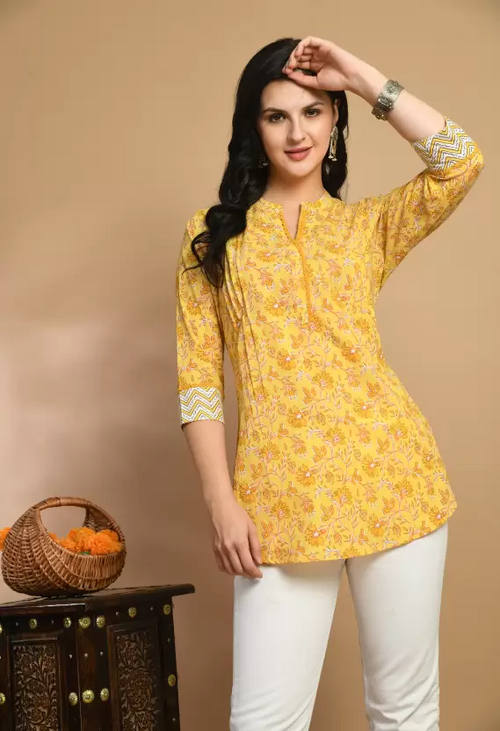 Casual Regular Sleeves Printed Women Yellow Top (Size M)